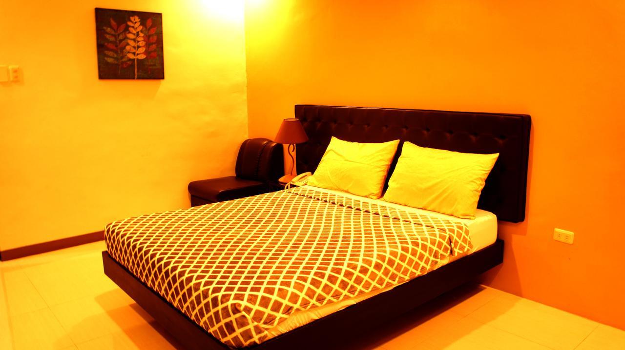 Urbantel Hotel Lucena Buitenkant foto