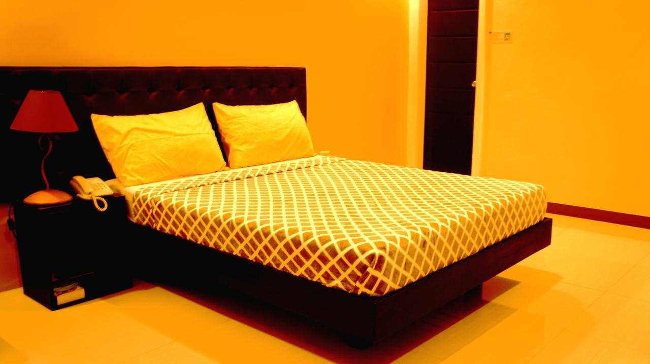Urbantel Hotel Lucena Buitenkant foto